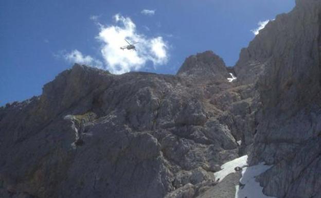 Un helicóptero rastrea el escarpado entorno de Torre Arnaiz, donde han aparecido los dos cadáveres