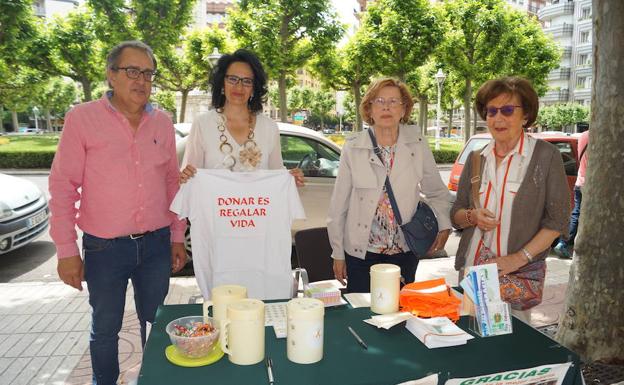 La subdelegada de Gobierno en León, en una de las mesas de Alcer.