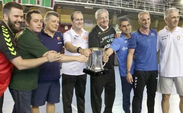 Los ochos entrenadores sujetan la Copa del Rey.