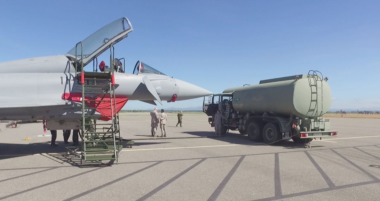 La Base Aérea de la Virgen del Camino acoge a los aviones que este domingo formarán parte de la exhibición aérea con motivo del XXV aniversario de la base aérea de la Virgen del Camino