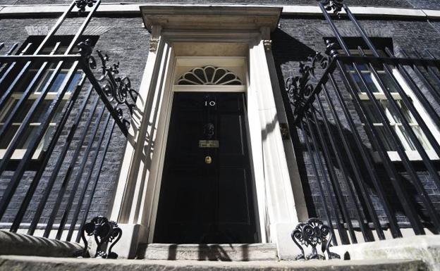 Puerta principal del 10 de Downing Street.