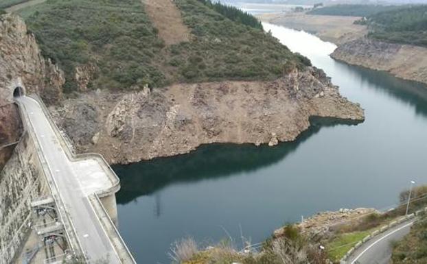 Presa del embalse de Bárcena.