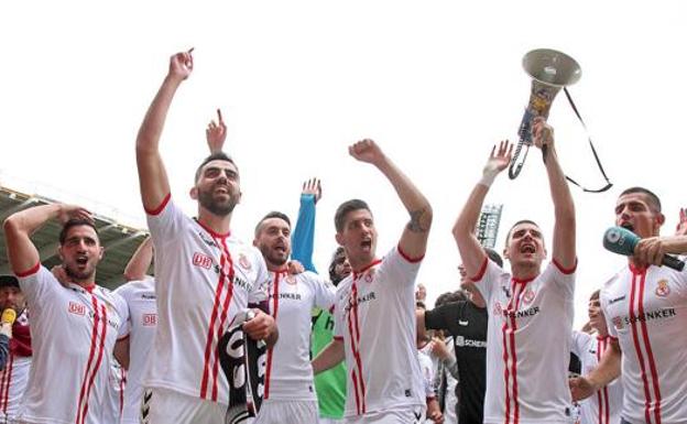 Los jugadores de la Cultural celebran el ascenso.