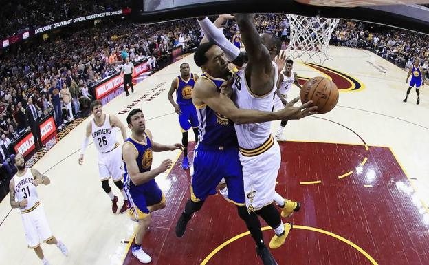 Shaun Livingston y LeBron James.