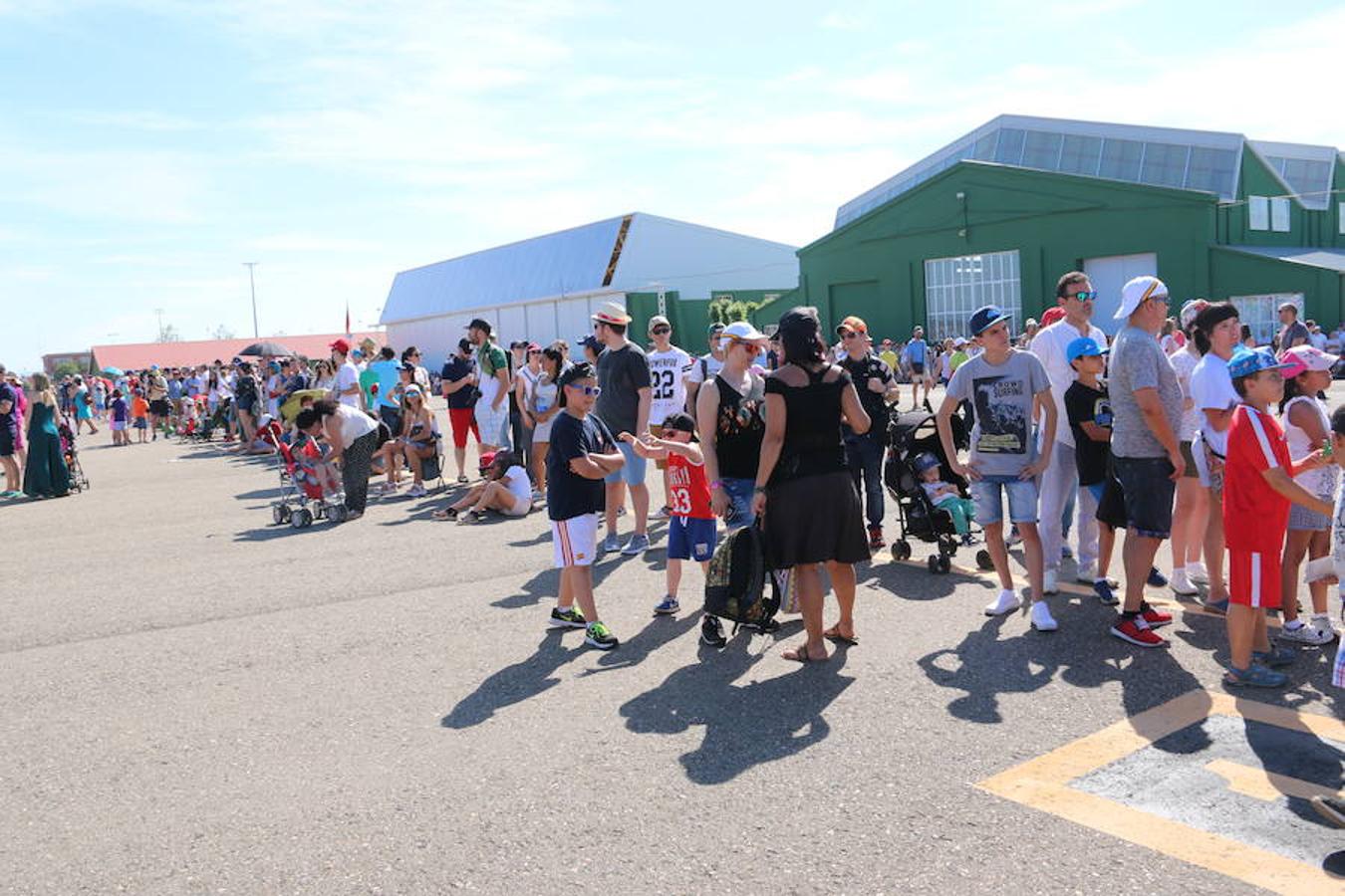 Ambiente durante la jornada de exhibición aérea
