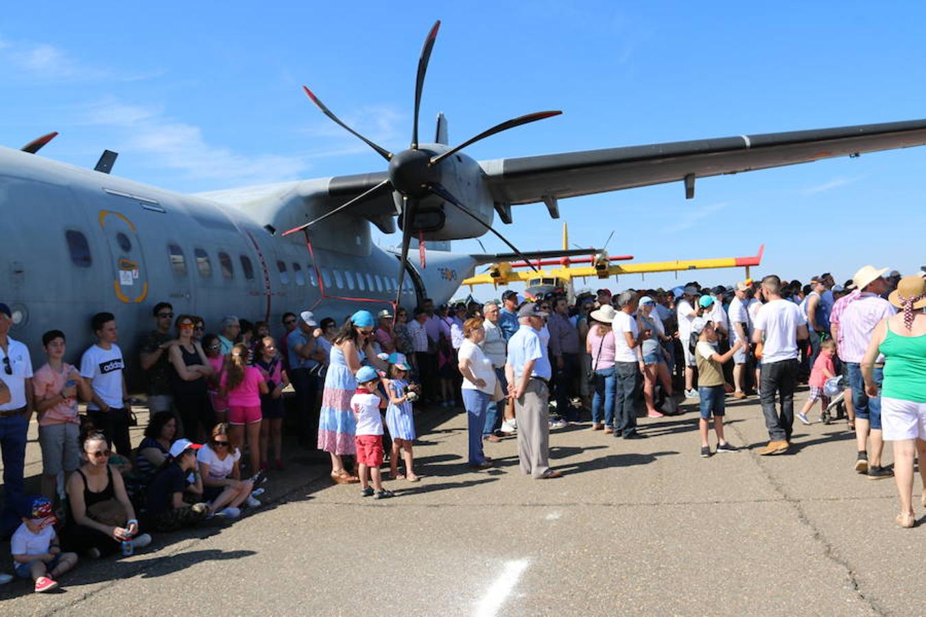 Ambiente durante la jornada de exhibición aérea