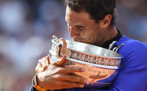 Rafa Nadal besa la Copa de los Mosqueteros. 