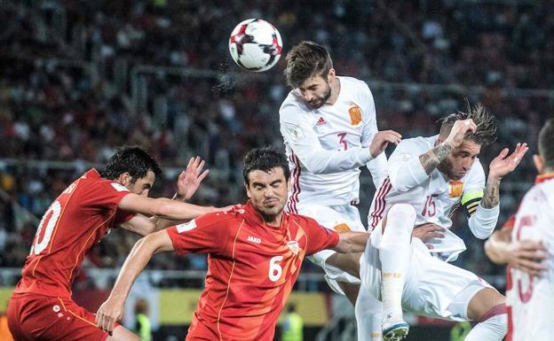 Piqué remata en el partido ante Macedonia. 