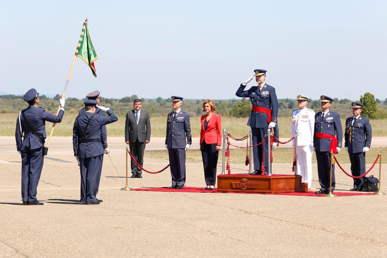 El Rey Felipe VI preside el acto conmemorativo del XXV aniversario de la Academia Básica del Ejército del Aire. Al acto asisten también la ministra de Defensa, María Dolores de Cospedal, y el presidente de la Junta, Juan Vicente Herrera.