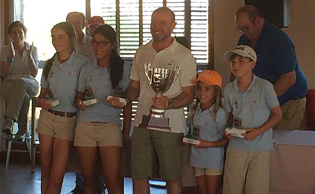 Los jugadores leoneses posan con sus trofeos.