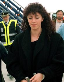 Imagen secundaria 2 - Arriba, Idoia López Riaño durante un juicio en la Audiencia Nacional. Abajo a la izquierda, una foto de su juventud y al lado, en el momento de ser entregada a España.