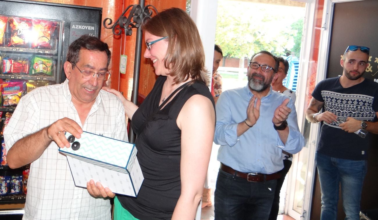 Un buen puñado de exjugadores se citan para homenajear por sorpresa a José Antonio Valladaes, el 'alma' del voleibol.