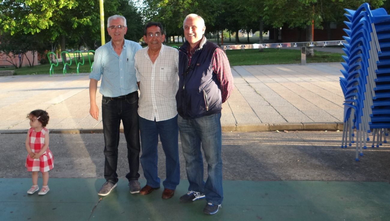 Un buen puñado de exjugadores se citan para homenajear por sorpresa a José Antonio Valladaes, el 'alma' del voleibol.