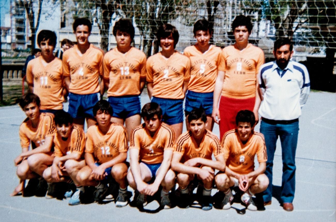 Un buen puñado de exjugadores se citan para homenajear por sorpresa a José Antonio Valladaes, el 'alma' del voleibol.