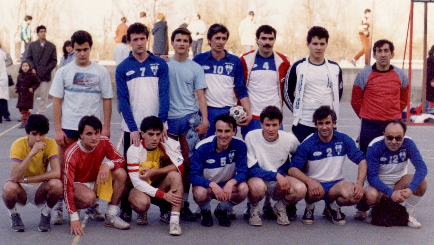 Un buen puñado de exjugadores se citan para homenajear por sorpresa a José Antonio Valladaes, el 'alma' del voleibol.