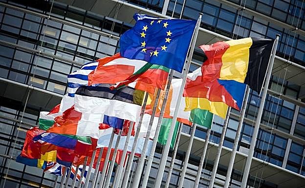 Italia y España, los países de la OCDE donde más bajó el paro en abril