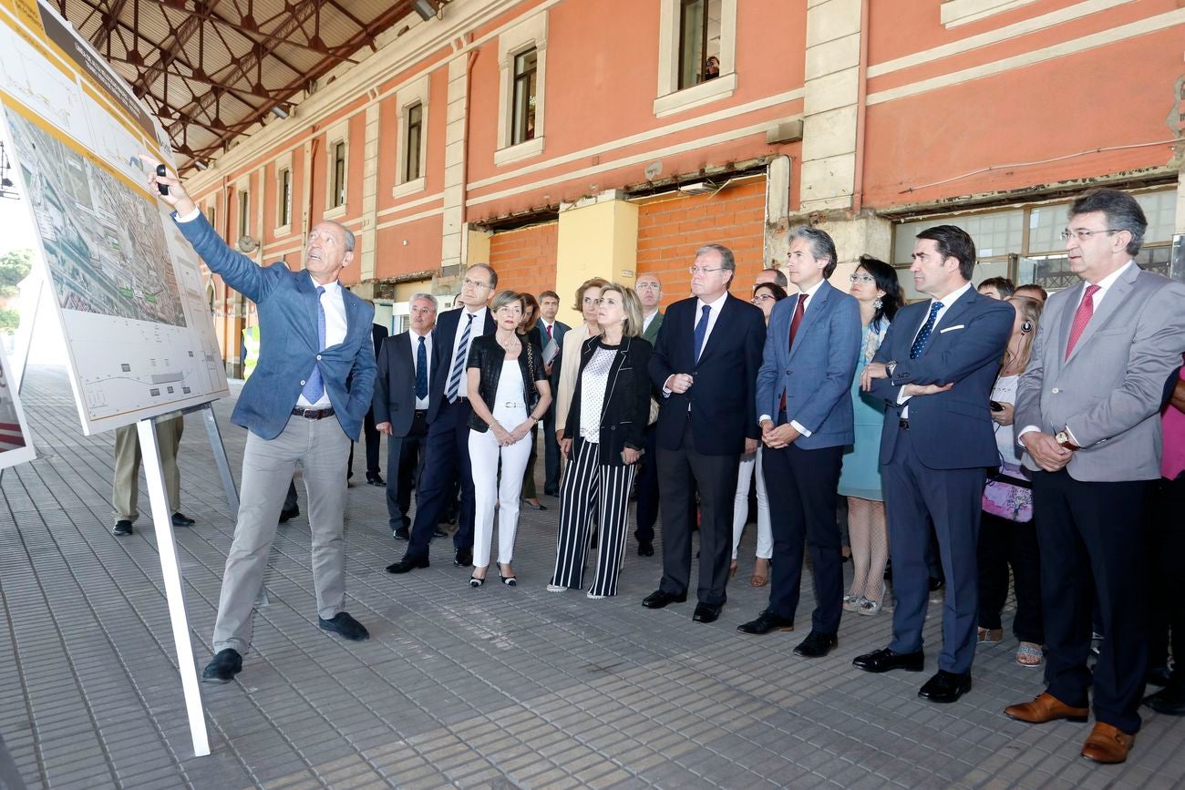 El ministro de Fomento, Íñigo de la Serna, presenta las actuaciones previstas para a la supresión del fondo de saco ferroviario y la integración de la línea Feve en la ciudad de León. Le acompañan, el alcalde de León, Antonio Silván y el consejero de Fomento, Juan Carlos Suárez-Quiñones