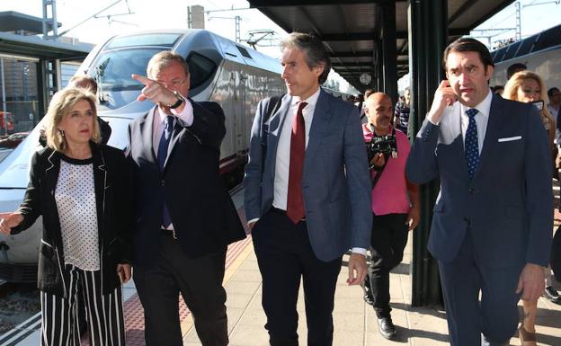 Salguero, Silván, De la Serna y Suárez-Quiñones, en la estación de tren de León este jueves. 