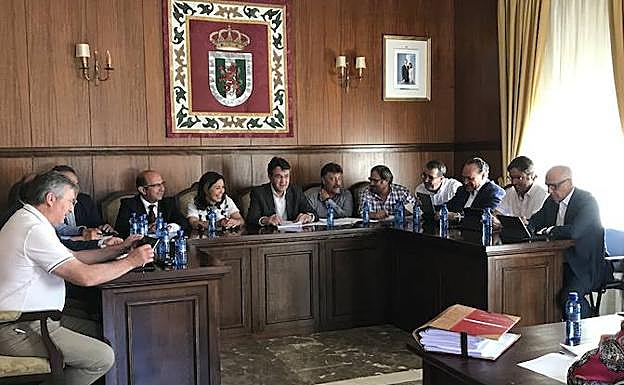 Un momento de la Junta de Gobierno en la localidad de Benavides.