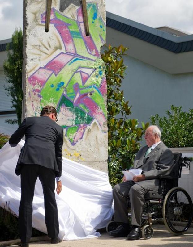 Kohl, descubriendo una parte del muro de Berlín en el jardín de su casa.