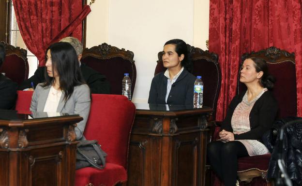 Raquel Gago, en primera fila, junto a Triana y su madre Montserrat durante el juicio. 