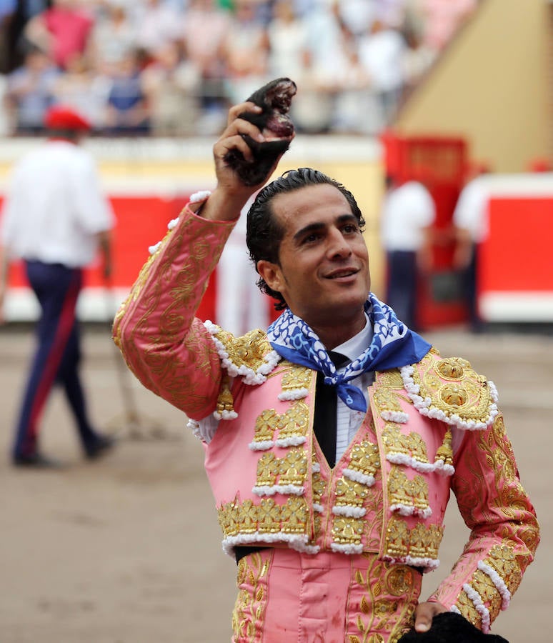 El torero español Iván Fandiño murió este sábado en el hospital de Mont-de-Marsan, en el suroeste de Francia, donde había ingresado tras sufrir una grave cornada durante una corrida en la localidad de Aire-sur-l'Adour, indicaron fuentes de los círculos taurinos. 