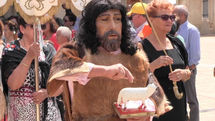 La localidad leonesa celebra la tradicional procesional del Corpus Christi que, con la figura del San Sebastián como protagonista, parece ajena al paso de los años a punto de cumplirse 400 años de historia