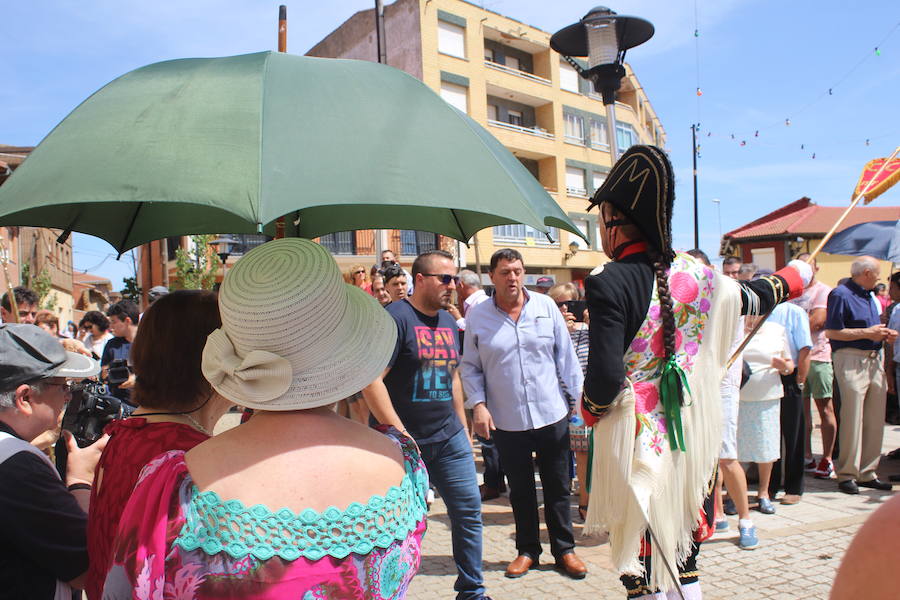 La localidad leonesa celebra la tradicional procesional del Corpus Christi que, con la figura del San Sebastián como protagonista, parece ajena al paso de los años a punto de cumplirse 400 años de historia