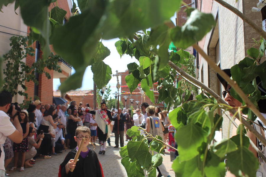 La localidad leonesa celebra la tradicional procesional del Corpus Christi que, con la figura del San Sebastián como protagonista, parece ajena al paso de los años a punto de cumplirse 400 años de historia