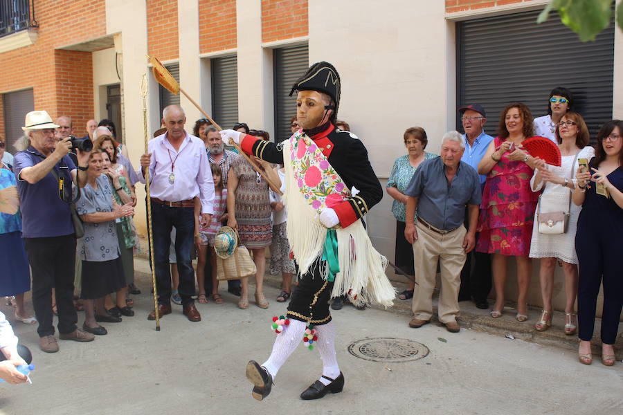 La localidad leonesa celebra la tradicional procesional del Corpus Christi que, con la figura del San Sebastián como protagonista, parece ajena al paso de los años a punto de cumplirse 400 años de historia