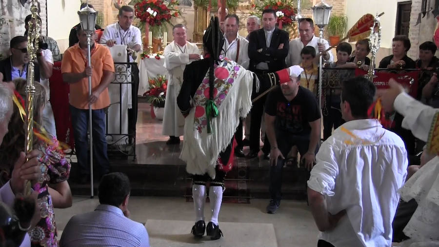 La localidad leonesa celebra la tradicional procesional del Corpus Christi que, con la figura del San Sebastián como protagonista, parece ajena al paso de los años a punto de cumplirse 400 años de historia