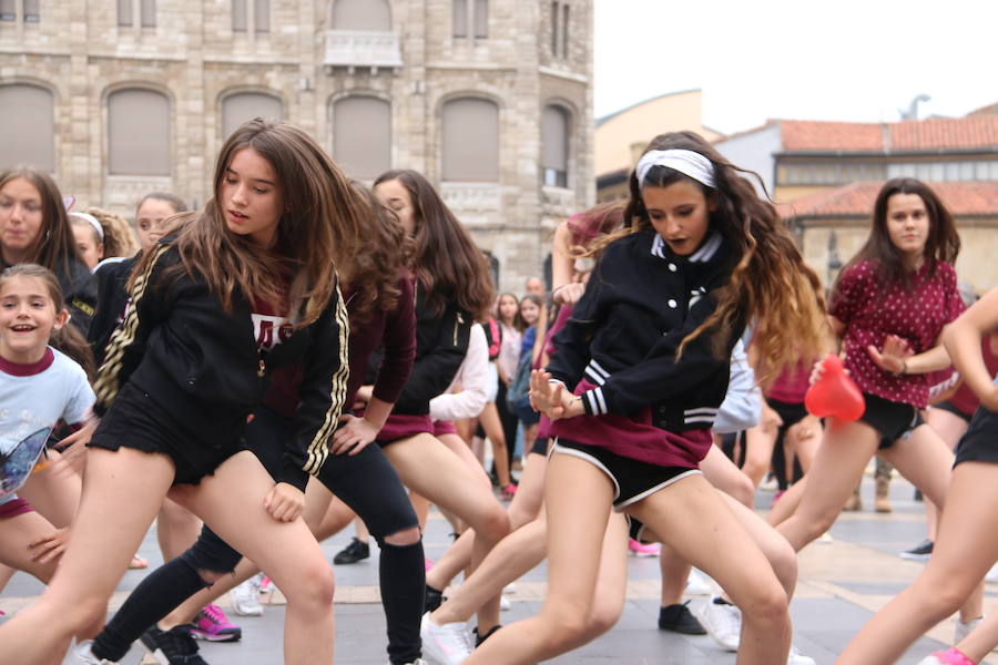 La escuela leonesa protagoniza a los pies de la Catedral una exhibición de baile