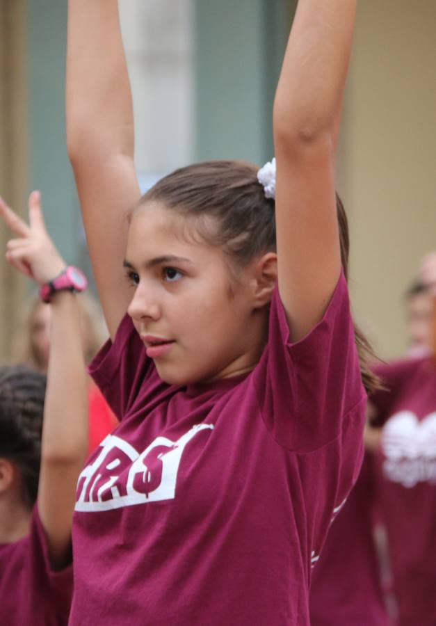 La escuela leonesa protagoniza a los pies de la Catedral una exhibición de baile