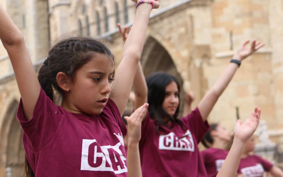 La escuela leonesa protagoniza a los pies de la Catedral una exhibición de baile