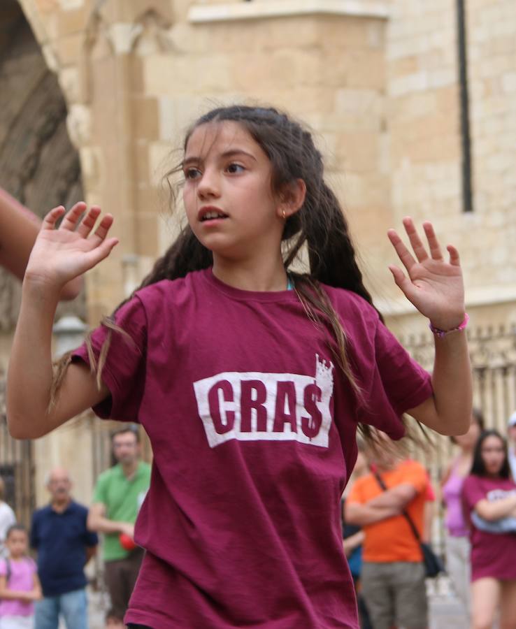 La escuela leonesa protagoniza a los pies de la Catedral una exhibición de baile