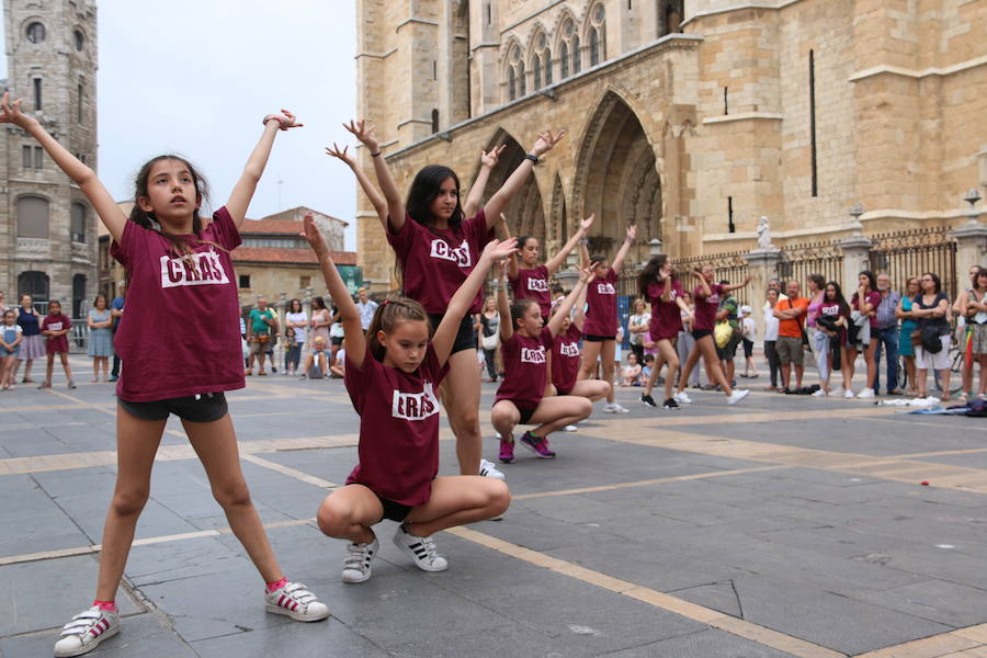 La escuela leonesa protagoniza a los pies de la Catedral una exhibición de baile