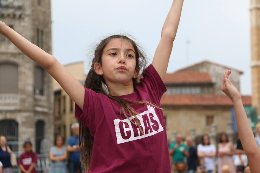 La escuela leonesa protagoniza a los pies de la Catedral una exhibición de baile