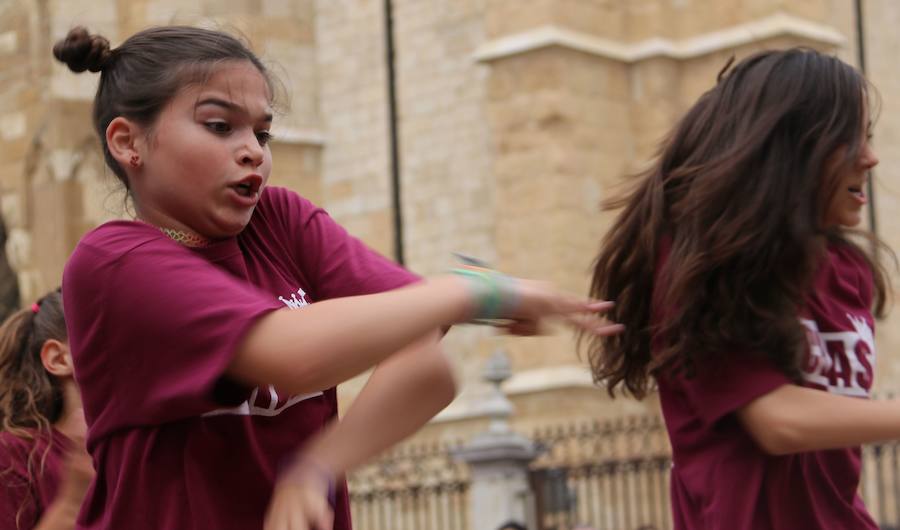 La escuela leonesa protagoniza a los pies de la Catedral una exhibición de baile