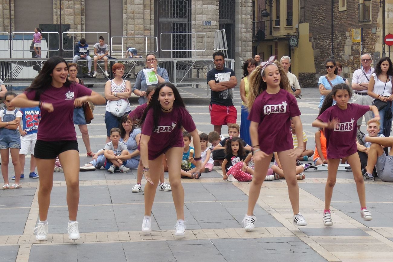 La escuela leonesa protagoniza a los pies de la Catedral una exhibición de baile