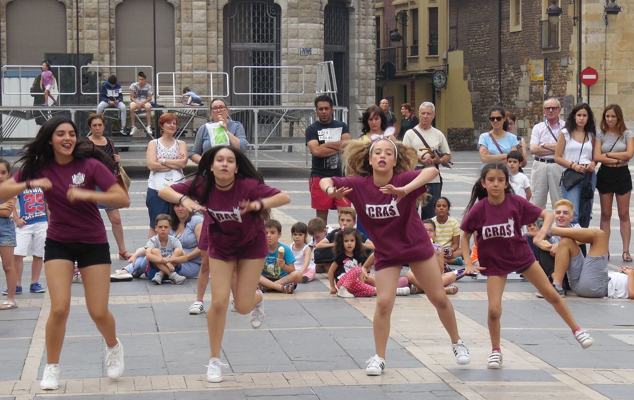 La escuela leonesa protagoniza a los pies de la Catedral una exhibición de baile