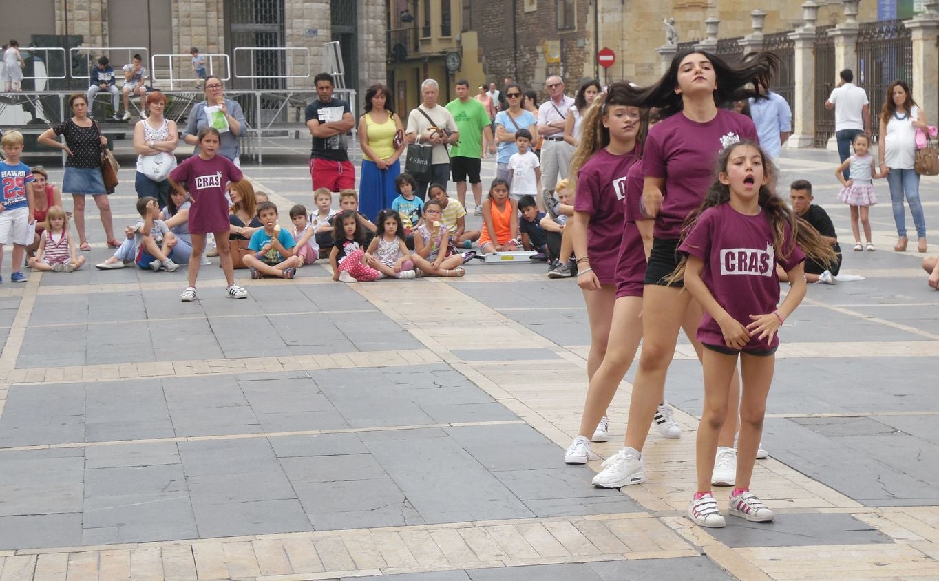 La escuela leonesa protagoniza a los pies de la Catedral una exhibición de baile