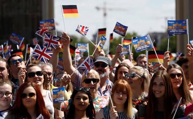 Estudiantes británicos con la 'Union jack' y la bandera alemana.