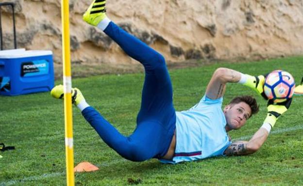 Remiro, en un entrenamiento con el Athletic.