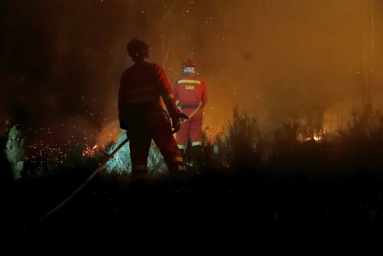 Los efectivos leoneses auxilian a Portugal atacando un frente situado a 20 kilómetros al sur de Coimbra en la localidad de Cernache do Bonjardim | Allí han logrado remitir el avance de las llamas