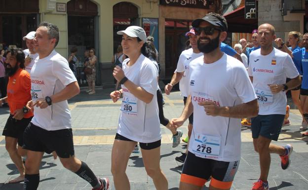 Imagen. Los 'peregrinos' llegan a la plaza de la Catedral.