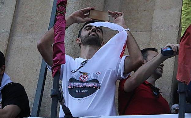 Viti, en el balcón de San Marcelo, durante la celebración del ascenso.