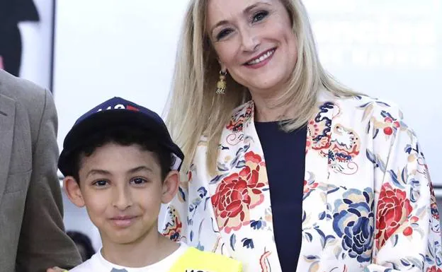 Yousef (i) posa con Cifuentes. 