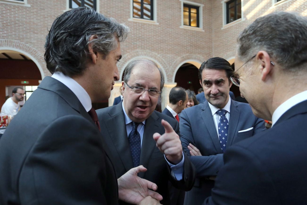 El presidente de la Junta, Juan Vicente Herrera, junto al ministro de Fomento, Iñigo de la Serna; el consejero de Fomento, Juan Carlos Quiñones y el presidente de Adif, Juan Bravo, antes del desayuno informativo organizado por El Norte de Castilla