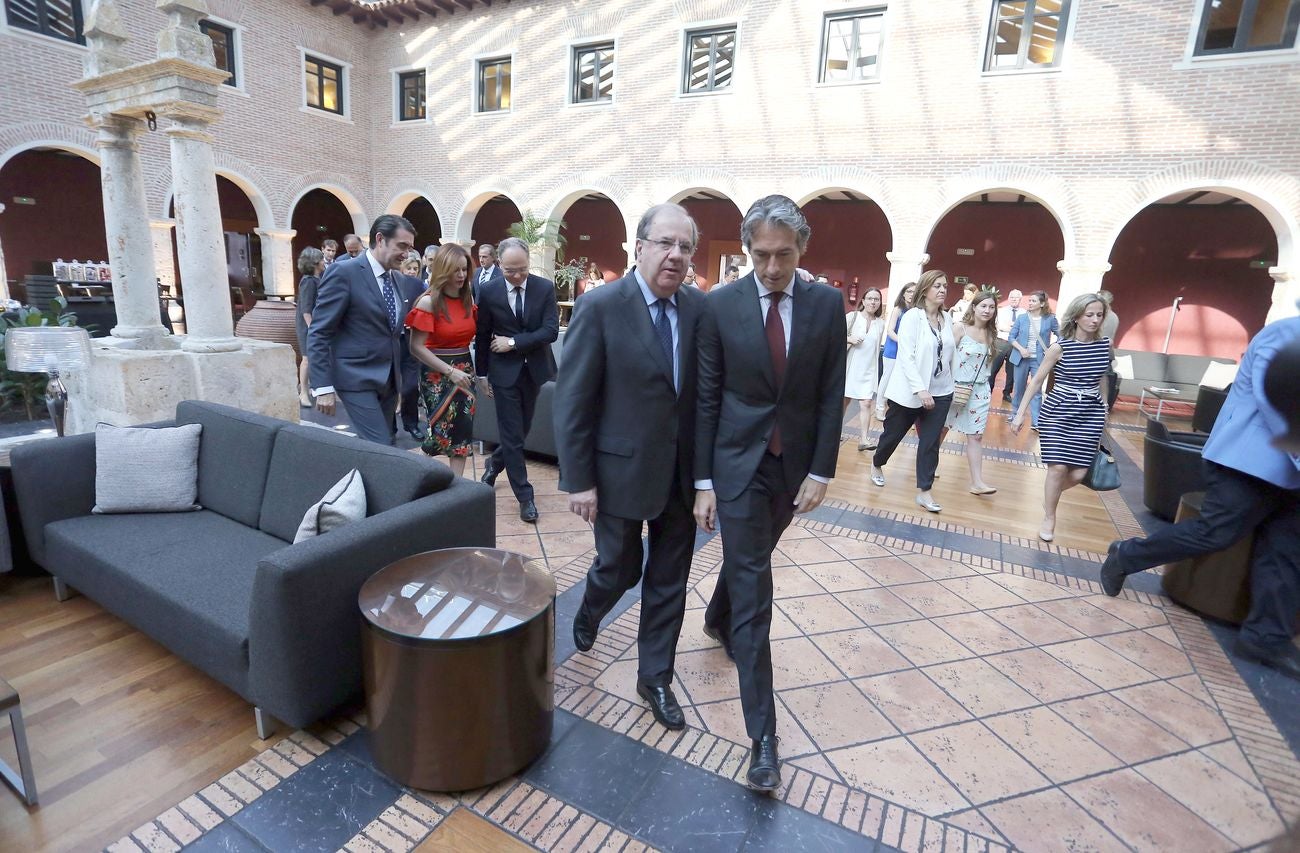 El presidente de la Junta, Juan Vicente Herrera, junto al ministro de Fomento, Iñigo de la Serna; el consejero de Fomento, Juan Carlos Quiñones y el presidente de Adif, Juan Bravo, antes del desayuno informativo organizado por El Norte de Castilla