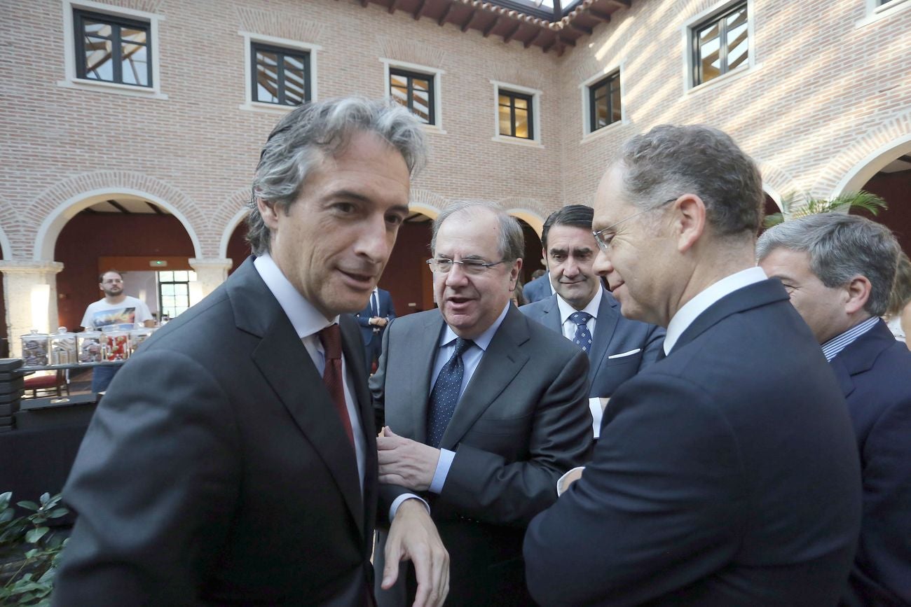 El presidente de la Junta, Juan Vicente Herrera, junto al ministro de Fomento, Iñigo de la Serna; el consejero de Fomento, Juan Carlos Quiñones y el presidente de Adif, Juan Bravo, antes del desayuno informativo organizado por El Norte de Castilla